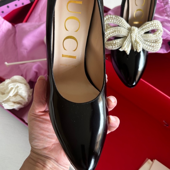 Auth new in box Gucci Elaisa black leather pumps with pearl bows size 38.5 - Picture 3 of 12
